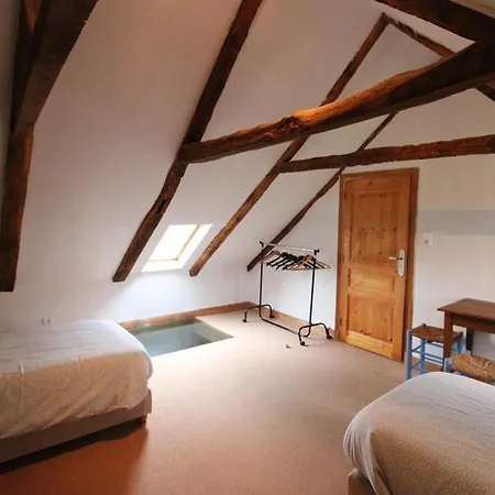 Maison De Caractere Pres Des Volcans D'auvergne, 3 Chambres, Grand Jardin, Animaux Admis, Internet. - Fr-1-742-390 *