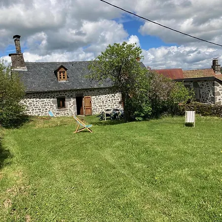 Maison De Caractere Pres Des Volcans D'auvergne, 3 Chambres, Grand Jardin, Animaux Admis, Internet. - Fr-1-742-390